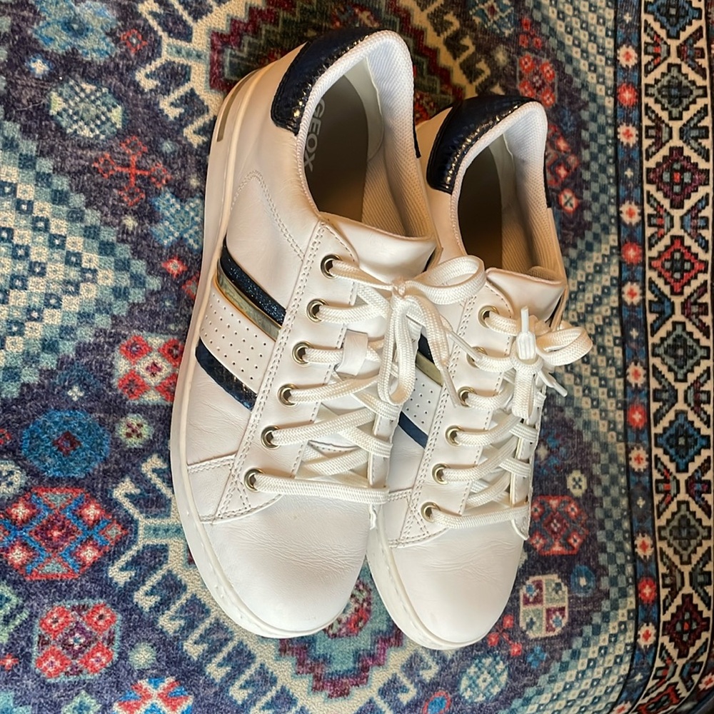 Super fun Geox white leather shoes